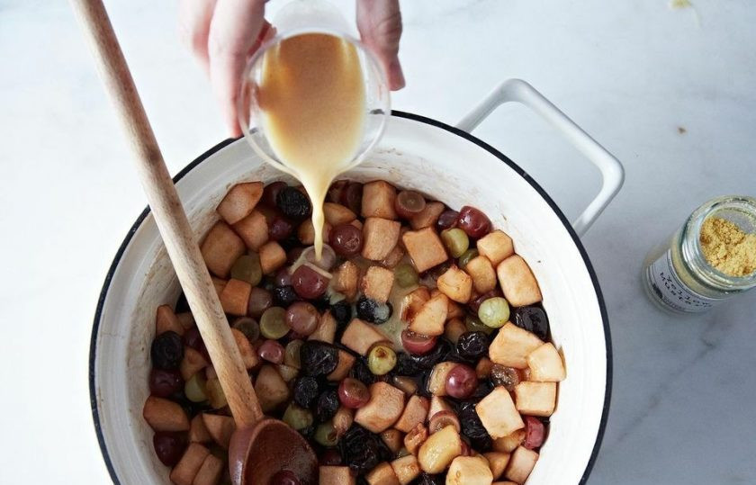 1. Этап. Соус Мостарда: 5. После добавьте к фруктам горчицу, уксус и вино. Поставьте на огонь и томите минут 10.