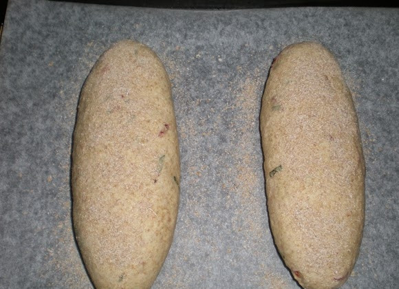 1. Этап. Ароматный хлеб: Присыпьте батоны отрубями, накройте пленкой и дайте им еще подняться минут 30.