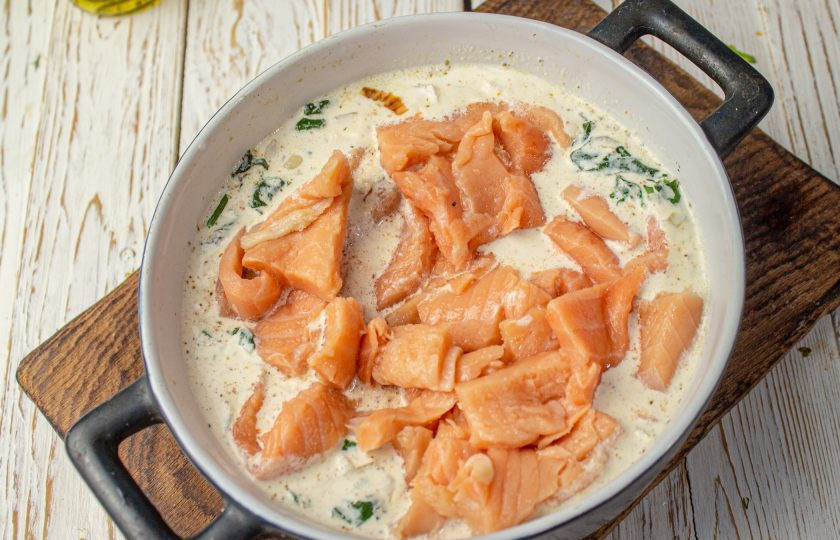 1. Этап. Форель запеченная со шпинатом: Филе форели без кожи и костей нарежьте на небольшие кусочки. Добавьте их в соус.