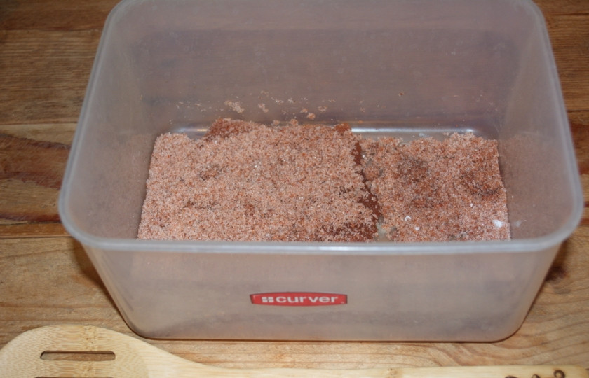 1. Этап. Балык из куриной грудки: В какой-нибудь емкости смешайте: соль, сахар, кориандр, чуть меньше 1 ч. ложки острого красного перца. Хорошо перемешайте между собой специи.