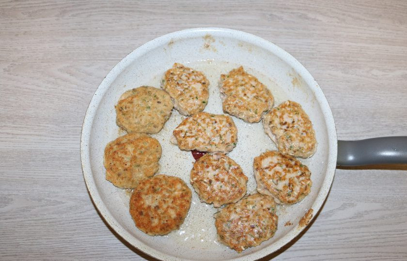 1. Этап. Рыбные ёжики: Сформируйте котлетки. Обжарьте на сковороде с добавлением масла с двух сторон до золотистой корочки.