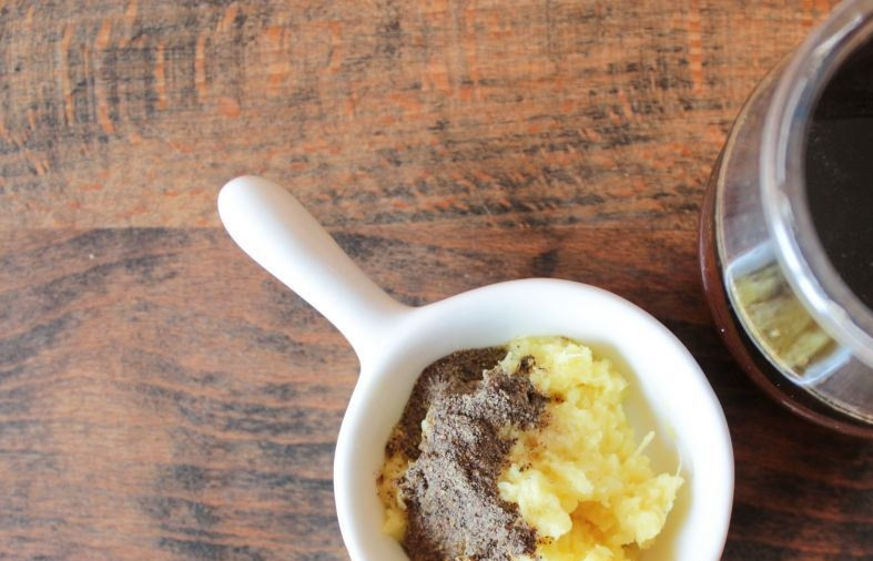 1. Этап. Утка по-пекински (простой рецепт): С имбиря снимите кожицу, натрите его на средней терке и отожмите сок. Выложите его в пиалку, добавьте перец, мед и соевый соус. Перемешайте все ингредиенты.