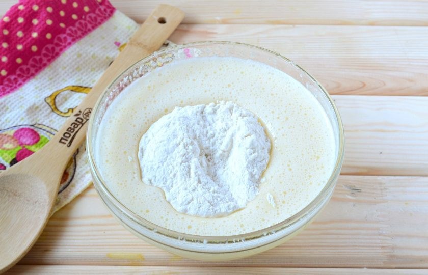 1. Этап. Торт Министерский: Просеивайте муку, постоянно размешивая тесто. Когда введете всю муку и тесто станет однородным, разделите его на 3 равные части.