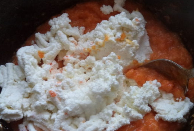 1. Этап. Манный пудинг из творога с морковью: Добавляем творог.