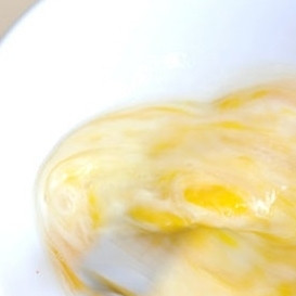 1. Этап. Сэндвич Монте-Кристо: 2. Яйца взбейте венчиком или вилочкой с молоком.