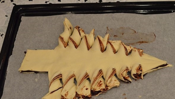 1. Этап. Пирог Елочка: 6. Каждую образовавшуюся полосочку перекрутите. Вот такая красота получается! Осталось только смазать будущий пирог взбитым желтком и отправить противень с ним в разогретую духовку.