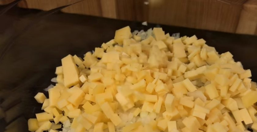 1. Этап. Сочные рубленые котлеты из индейки: 1. Мелко порубите ножом лук, добавьте к нему мелко нарезанный твердый сыр. С бедра индейки снимите шкурку, вырежьте кость и мелко нарежьте мясо. Добавьте мясо к луку с сыром.