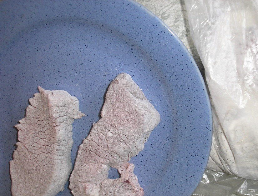 1. Этап. Оссобуко из телятины: Муку смешайте с солью и перцем, обваляйте в ней кусочки мяса.