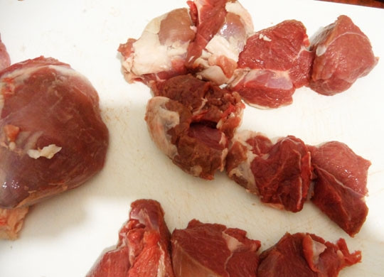 1. Этап. Шашлык по-грузински: Мясо нарезать на мелкие кусочки.