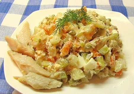 1. Этап. Салат Оливье с рыбой: Соединить все ингредиенты в глубокой посуде. Посолить, поперчить. Заправить майонезом и сметаной. Хорошо перемешать и остудить в холодильнике в течение 1-2 часов. Перед подачей на стол выложить горкой в салатник или на порционные тарелки при помощи формы. Украсить по вкусу. Приятного аппетита!