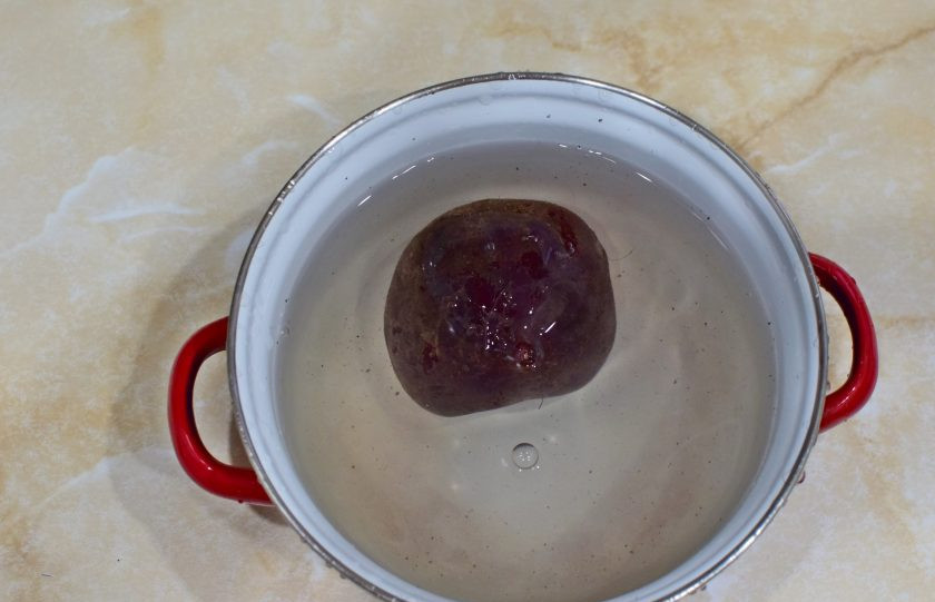 1. Этап. Тушеная индейка со свеклой: Свеклу залейте водой, доведите до кипения и варите около часа. Затем свеклу остудите до комфортной температуры.