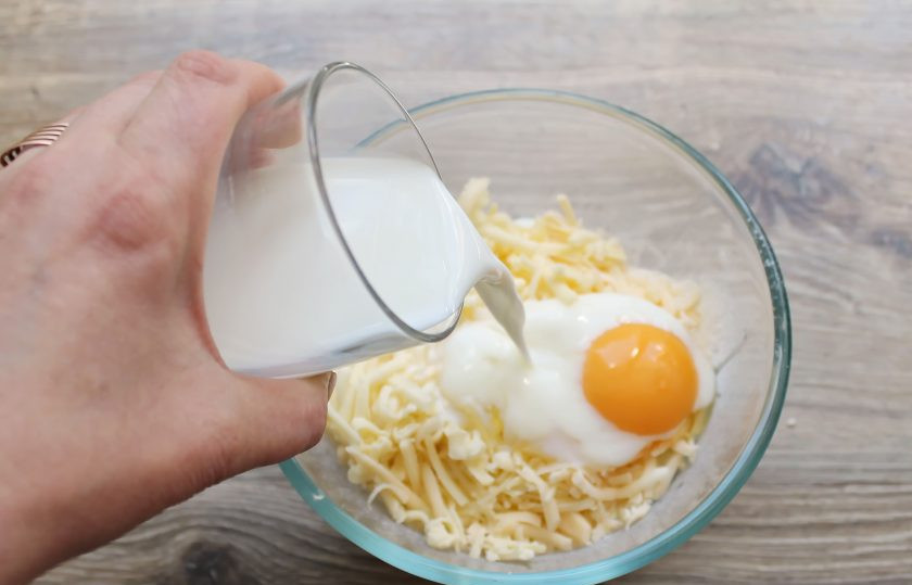 1. Этап. Сырные булочки без дрожжей: Влейте молоко и перемешайте.