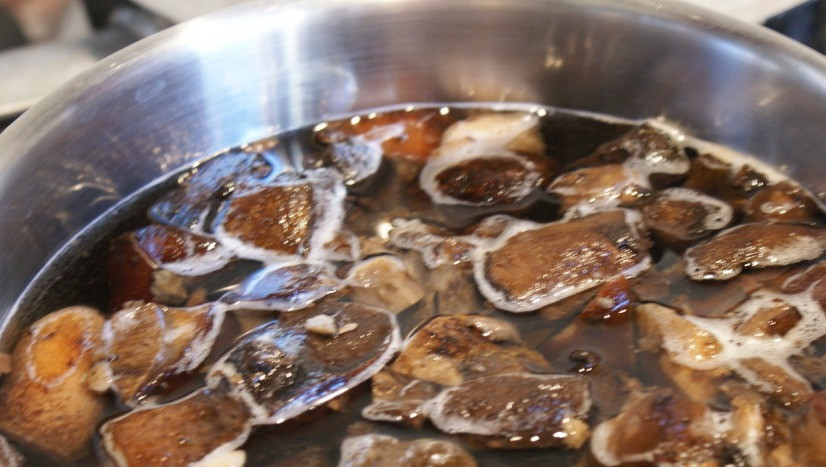 1. Этап. Подосиновики консервированные: 3. Не забудьте в кастрюлю, в которой варятся грибы положить лавровый лист, приправы и перец горошком. Еще я обычно даю хорошенько остыть грибам, после чего уже начинаю раскладывать их по банкам.