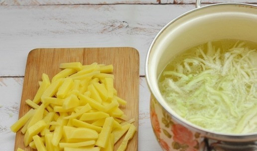 1. Этап. Борщ с бараниной и печёной свеклой: Нашинкуйте соломкой картошку и добавьте её в кастрюлю к капусте, продолжайте варить ещё примерно 15-20 минут.