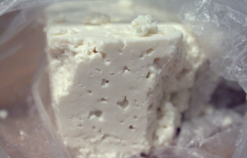 1. Этап. Хачапури по-имеретински: Готовим теперь начинку: разомните сыр вилкой, чтобы не было комочков. Добавьте яйцо, масло, перемешайте, дайте настояться.