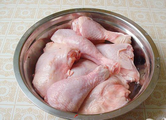 1. Этап. Курица в сметанно-сырном соусе: 1. Ошмаливаем окорочка, и хорошо промываем их. Разделываем окорочка на бедра и голени, затем их посолим.