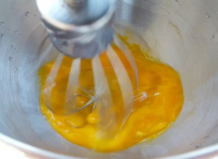 1. Этап. Омлет с помидорами и луком: 1. Для начала взбейте яйца вилкой или миксером.