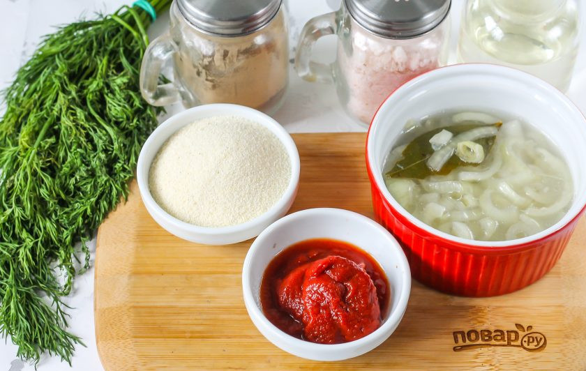 1. Этап. Икра из манки на селедочном рассоле: Подготовьте указанные ингредиенты. Если лук присутствует в селедочном рассоле — не удаляйте его, а добавляйте в казан вместе с рассолом. Если же такого овоща нет в рассоле, то используйте свежий лук, натирая его на мелкой терке в уже отваренную икру, предварительно очистив и промыв его.