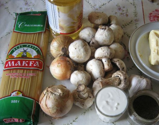 1. Этап. Спагетти под сливочным соусом: 1. Подготовьте все ингредиенты. Спагетти лучше брать из твердых сортов пшеницы.