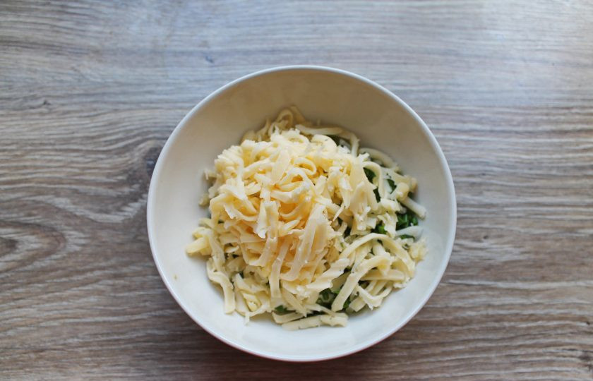 1. Этап. Запеченная хоки: Сыр натрите на крупной терке, добавьте в миску с майонезом и луком, посолите и перемешайте.