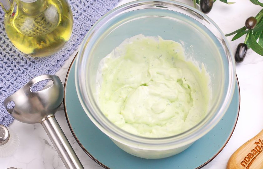 1. Этап. Канапе Яйца змеи: Посолите и поперчите, добавьте немного фильтрованной воды (20-30 мл.) и отпюрируйте все погружным блендером.