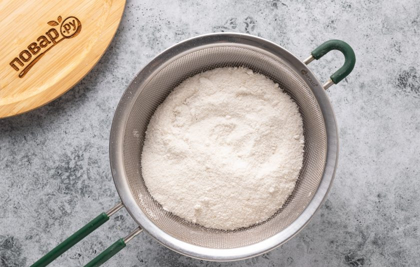 1. Этап. Рисовая мука в домашних условиях: Просейте муку через мелко сито от крупных кусочков. Крупные кусочки, короче останутся можно потом домолоть в кофемолке. Готовую муку переложите в чистую сухую емкость с крышкой.