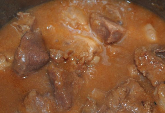 1. Этап. Гуляш по-чешски: Минут за 10 до готовности блюда, загустим соус. Для этого размешаем муку в отдельной посуде с небольшим количеством жидкости из гуляша и хорошо размешаем, чтобы не было комочков. Выльем обратно в гуляш и хорошо перемешаем.