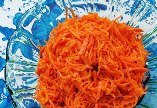 1. Этап. Постный салат Алый: Выложить в салатник нужное количество моркови по-корейски.