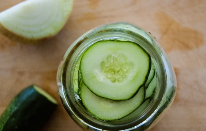 1. Этап. Кисло-сладкие огурчики на зиму: Оставьте приблизительно сантиметр от края банки.