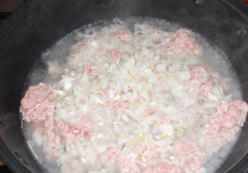 1. Этап. Макароны большие Ракушки с фаршем: 1. Луковицу очищаю от шелухи и нарезаю мелкими кубиками. Сковороду отправляю на огонь, выкладываю фарш и добавляю немного воды, после этого добавляю порезанный лук.