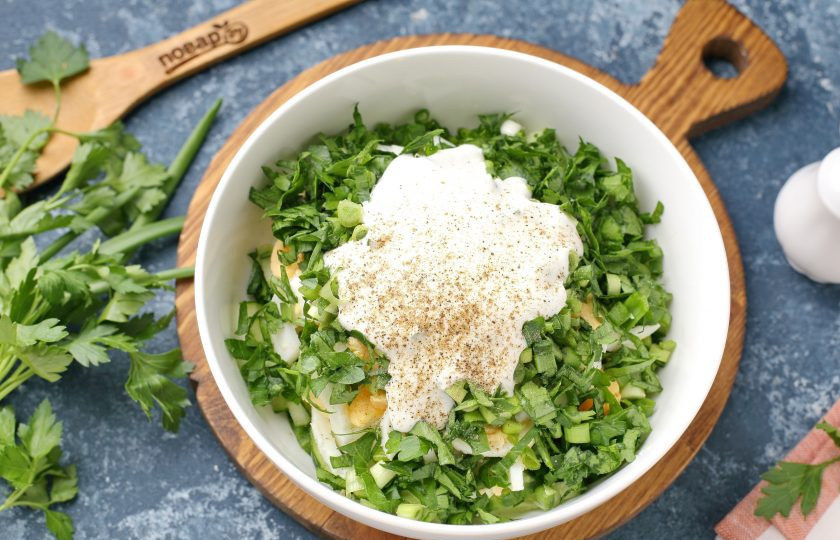 1. Этап. Весенний салат с огурцом и яйцом: В качестве заправки можно взять на выбор: сметану, майонез или смесь из этих компонентов. Ещё отличный и максимально полезный вариант — натуральный йогурт. Ну и конечно не забываем про соль и перец, добавьте по вкусу.