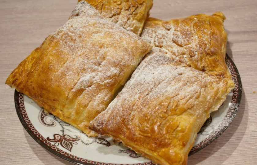 1. Этап. Конвертики из слоеного бездрожжевого теста: Выложите конвертики на противень, застеленный бумагой для выпечки. Смажьте каждый конвертик взбитым желтком. Разогрейте духовку до 200 градусов (15 минут). Выпекайте конвертики в духовке.