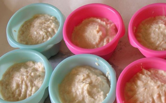 1. Этап. Cуфле из курицы для детей: Аккуратно вмешиваем белки в куриную массу. Смазываем силиконовые формы сливочным маслом и наполняем их приготовленной массой на 2/3. Запекаем суфле в духовке 20 минут, температура 190 градусов.