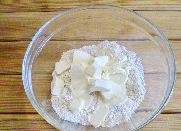 1. Этап. Печенье для диабетиков: 2. Смешиваем овсяную муку с холодным маргарином.