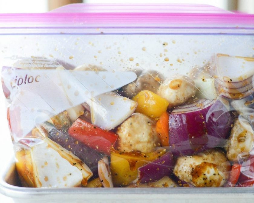 1. Этап. Кебаб из говядины и овощей: Крупно нарежьте лук, перец и грибы. Выложите овощи и грибы в плотный пакет. Влейте 1/3 часть маринада. Плотно закройте пакет и встряхните его.