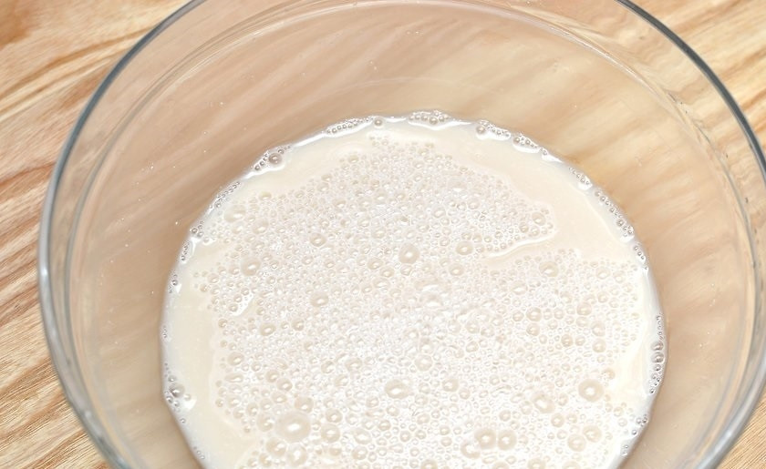 1. Этап. Хрустящий белый хлеб: 2. Подождите 10 минут, пока дрожжи активируются и смесь вспузырится.