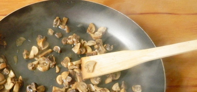 1. Этап. Шампиньоны с картошкой жареные: 2. В сотейнике по очереди обжарим грибы, лук и картошку. Специи добавим по вкусу. Сначала загружаем грибы, жарим, помешивая.