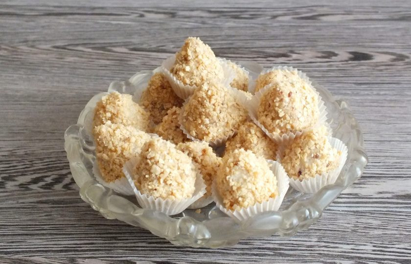 1. Этап. Конфеты с вафельной крошкой: Готовые конфеты поставьте в холодильник на 1 час. После можно подавать к столу.