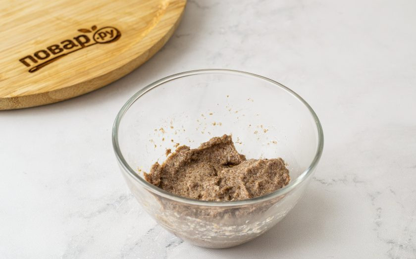 1. Этап. Постный торт Птичье молоко: Измельчите в кофемолке льняные семечки. Добавьте горячую воду, перемешайте и оставьте набухать на 5 минут.