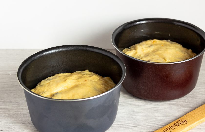 1. Этап. Простая пасха: Формы смажьте растительным маслом. Заполните формы тестом на 1/3 или 1/2 с помощью ложки.