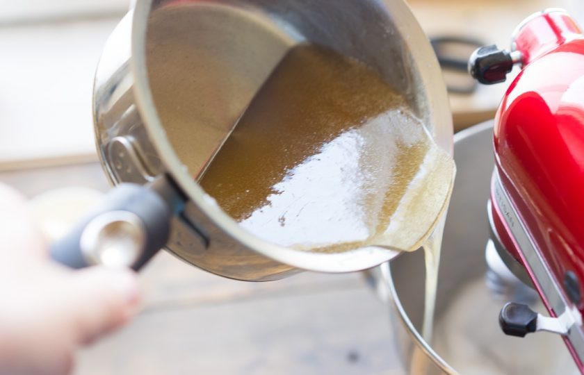 1. Этап. Десерт Птичье молоко: 14. Два холодных белка взбейте до густой пены, после чего влейте наш сироп. Взбивайте миксером на полной мощности.