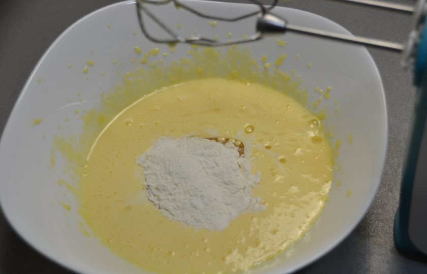 1. Этап. Мандариновый торт на Новый год: Постепенно вмешивая мучную смесь, замесите тесто.