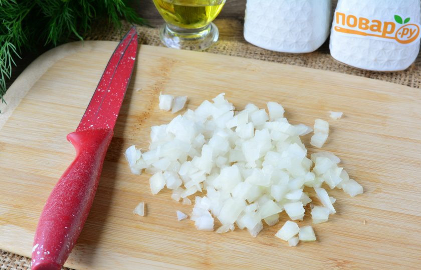 1. Этап. Макароны с фаршем и кабачками: Почищенный лук нарежьте мелкими кубиками.