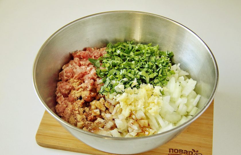 1. Этап. Тибетские пельмени: Тем временем приготовьте начинку. В глубокой миске соедините фарш (у меня из свинины), добавьте к нему нарезанный мелкими кубиками лук, пропущенный через пресс чеснок, измельченную зелень, соль, имбирь и соевый соус.