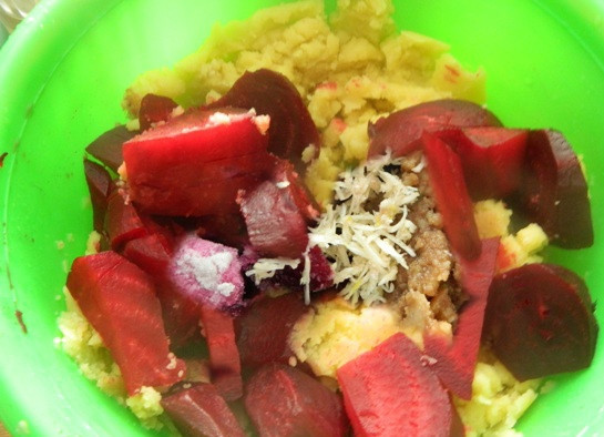 1. Этап. Свекольно-картофельный дип: 2. Дальше добавляем к картофелю очищенную и нарезанную на кусочки свеклу, измельченный чеснок, соль, оставшееся растительное масло и уксус.