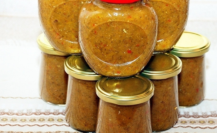1. Этап. Соус ткемали с аджикой: Готовую смесь ралейте по банкам и закройте крышками. Позже можете дегустировать.