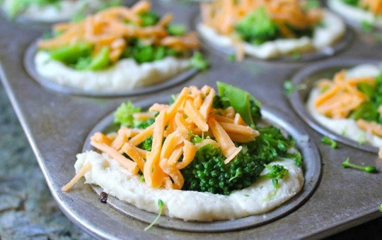 1. Этап. Кекс из брокколи: 3. Натрите сыр на терке и присыпьте сверху. Отправьте в разогретую духовку.