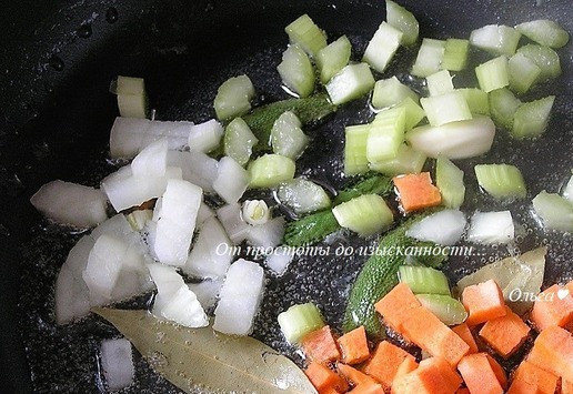 1. Этап. Паста торкио с рагу из ягненка: Мясо нарежьте кубиками, пропустите через насадку мясорубки с крупными дырочками. Разогрейте сливочное и оливковое масло, добавьте лавровые листики, чеснок, розмарин и шалфей. Обжарьте примерно 1 минуту. Добавьте нарезанные кубиками морковь, лук и сельдерей.