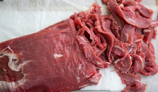 1. Этап. Говядина по-китайски: Мясо нарезать тонкими полосками.