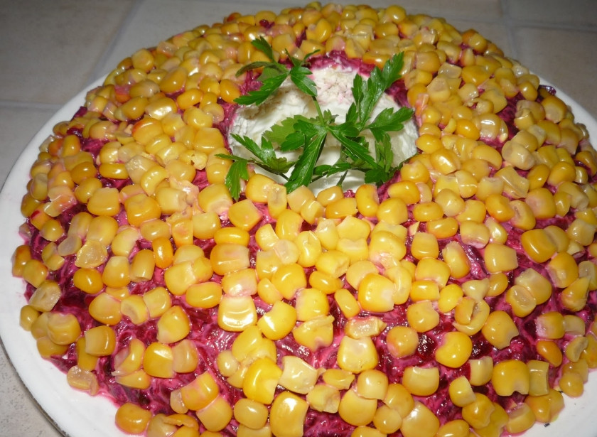 1. Этап. Салат Браслет: 11. Консервированную кукурузу откинуть на дуршлаг. Выложить верхним слоем. Теперь стакан из середины можно аккуратно достать. Салат отправить в холодильник на некоторое время, чтобы он пропитался. Вот и все, салат 